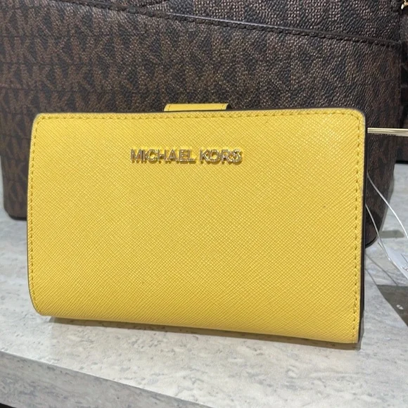 Michael Medium Crossgrain Leather Bifold Wallet
Daisy Yellow 
NWT - Picture 5 of 16